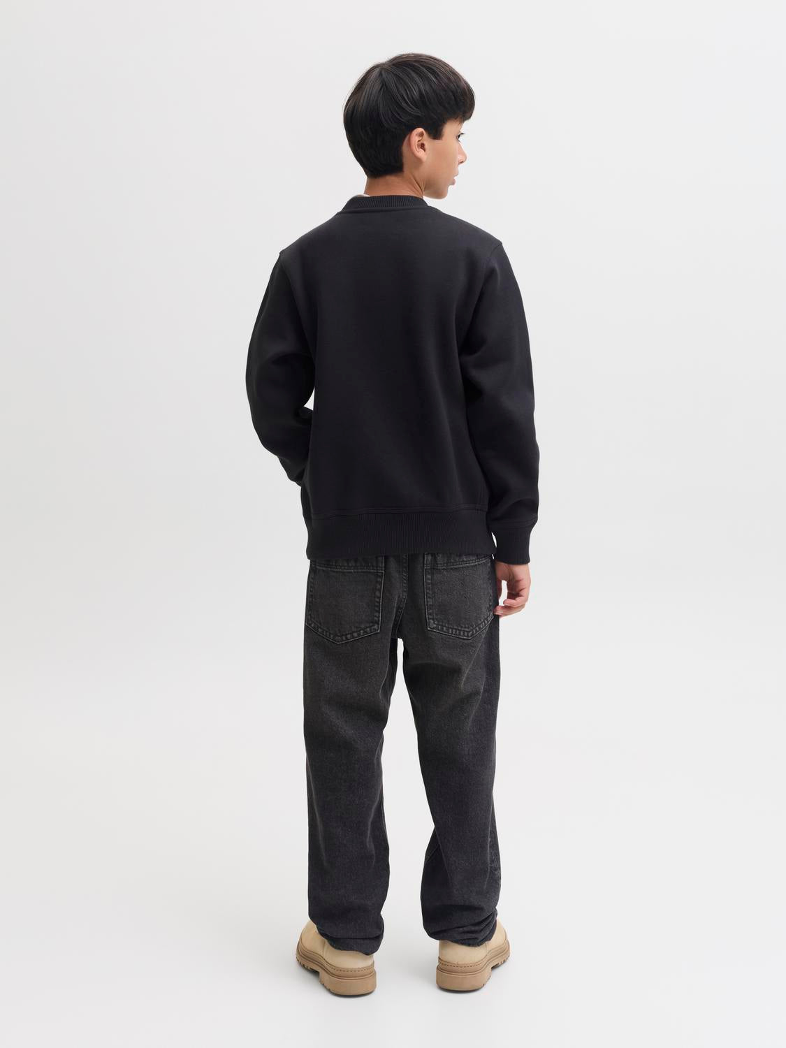 model_shot-back